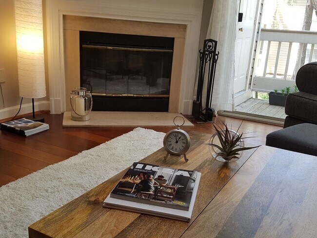 Foto del edificio - Loft 2BR plus den/2BA condo walking distan...