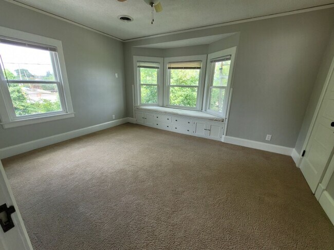 Foto del edificio - Beautiful 4 bedroom 1.5 house