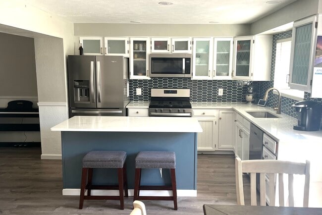 Building Photo - 7542 S Cove Cir