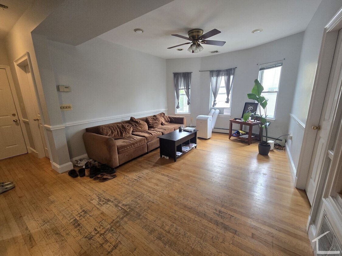 Newly Renovated 3 Bedroom Apartment With 2 Parking Spots Included Now Available! - Newly Renovated 3 Bedroom Apartment With 2 Parking Spots Included Now Available!