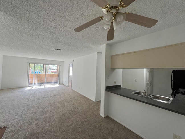 Building Photo - Large 1 bedroom Condo on Second Floor Over...