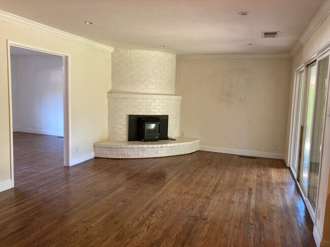 Building Photo - 2210 Las Gallinas Ave