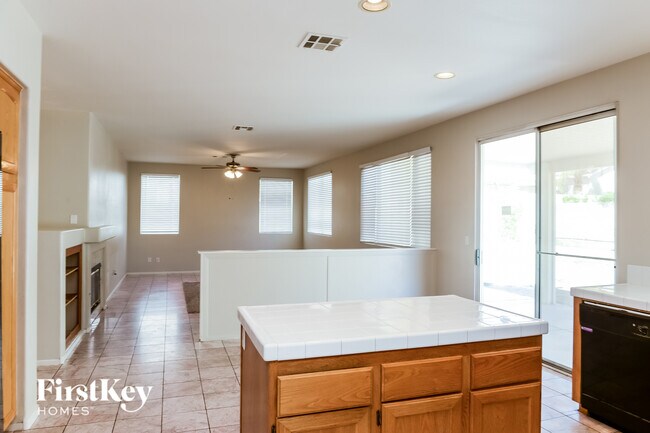 Foto del edificio - 820 Crescent Moon Dr