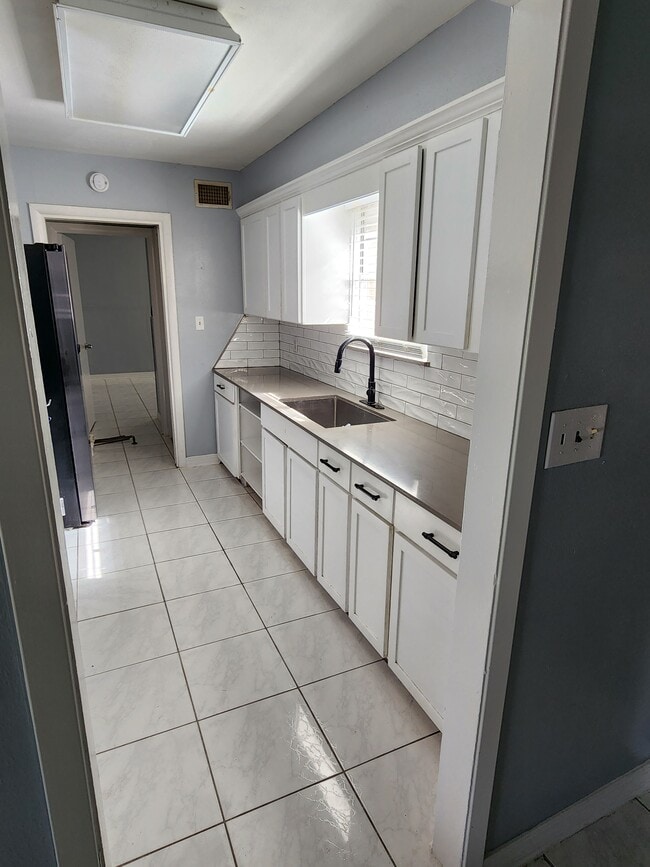 Building Photo - 304 Staunton St