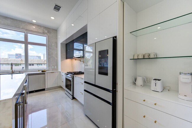 Foto del edificio - 5702 Fairdale Ln