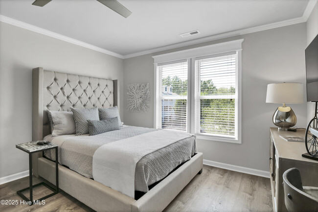 Building Photo - 3350 Club Villas Dr