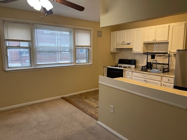 Foto del edificio - Charming 2-Bedroom Home with Private Parki...