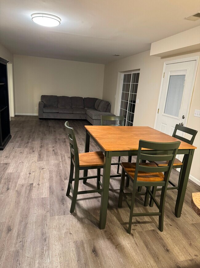 Foto del edificio - 8687 Lilac Ln