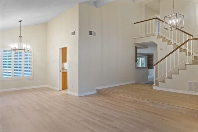 Building Photo - Beautiful 4 Bedroom 3 Bathroom Porter Ranc...