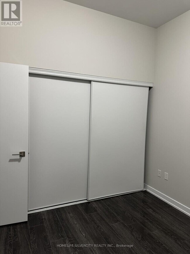 Photo du bâtiment - 4055 Parkside Village Dr