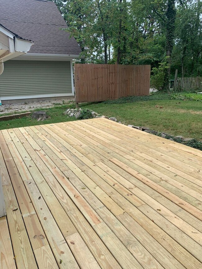 Building Photo - 5 Bed 2 Bath House just south of campus ***AVAILABLE AUG 2027***