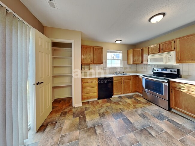 Building Photo - 372 E Pine Ridge Dr