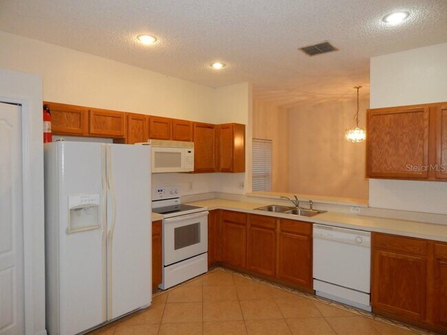 Foto del edificio - **Charming 4BR/2BA Pond-View Home with Boat Ramp Access – East Orlando **