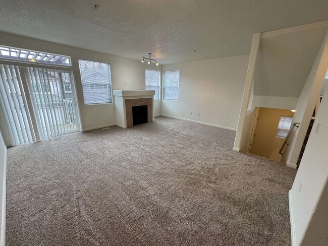 Building Photo - Tigard Townhouse in a Beautiful Neighborhood