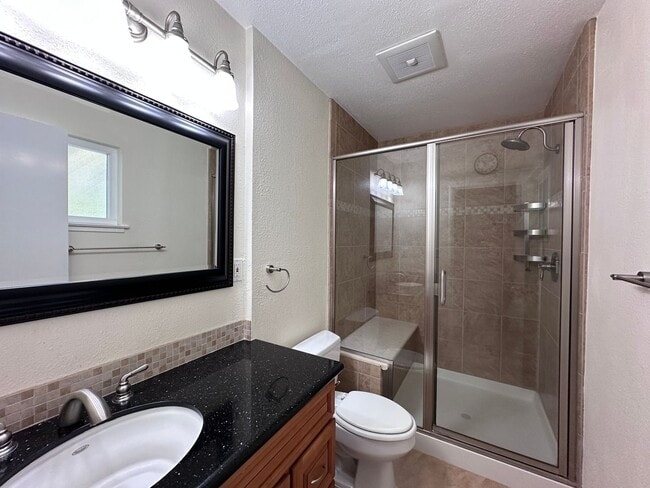 Building Photo - Updated 3/2 SFR w/ AC, BIG yard, move in r...