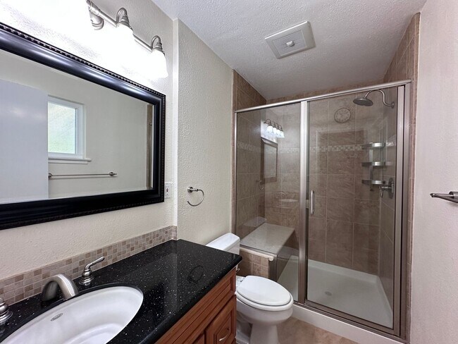 Foto del edificio - Updated 3/2 SFR w/ AC, BIG yard, move in r...