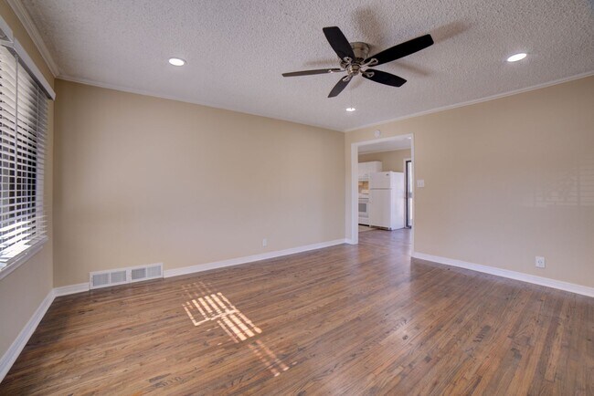 Building Photo - Gorgeous 3 Bedroom Remodel! Available Imme...