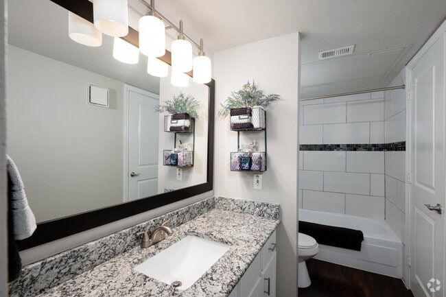 1BR, 1BA - 890SF - Bathroom - Harwood Hills