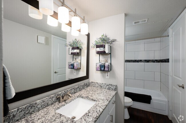 1HAB, 1BA - 890 ft² - Baño - Harwood Hills