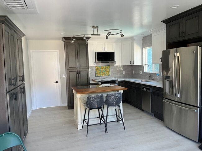 Fully Equipped Kitchen - 3231 Magnolia Ave