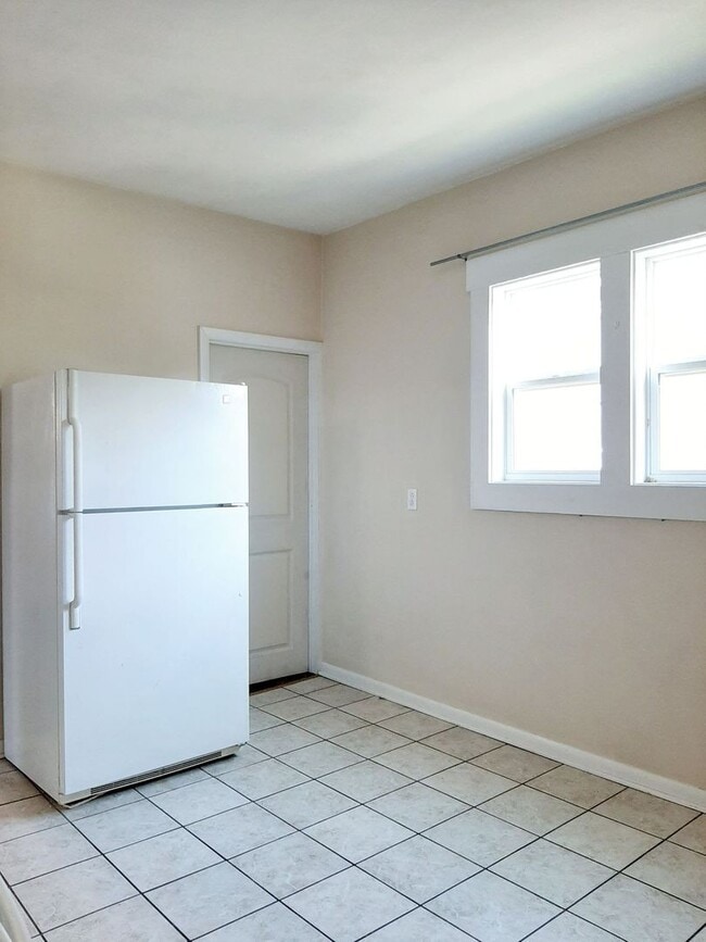 Building Photo - 3 Bedroom/ 1 Bath House in South Park—Avai...