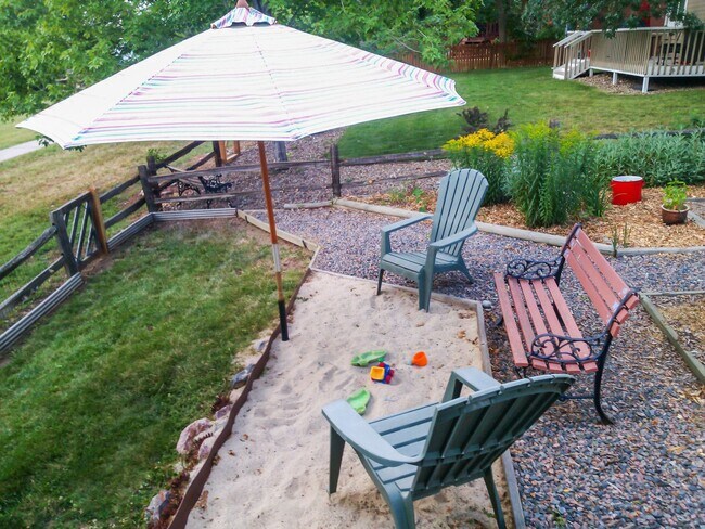 Building Photo - Comfy, 3 Bedroom Modern Home with Solar Power and Lots of Open Living Areas