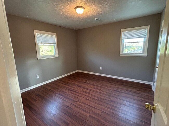 Building Photo - 620 N College Dr