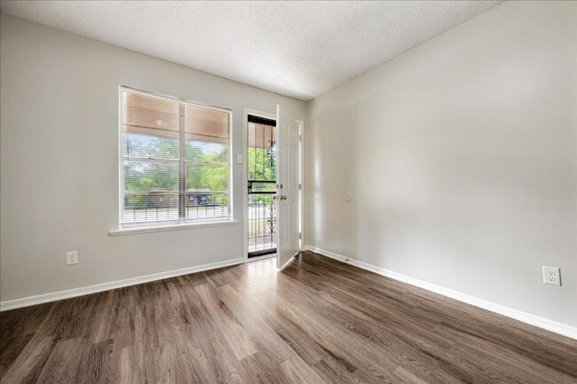 Building Photo - Holmes Pointe