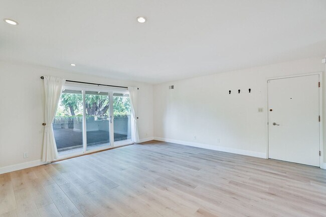 Foto del edificio - Top floor 2 Bed 2 Bath Condo in Los Altos!