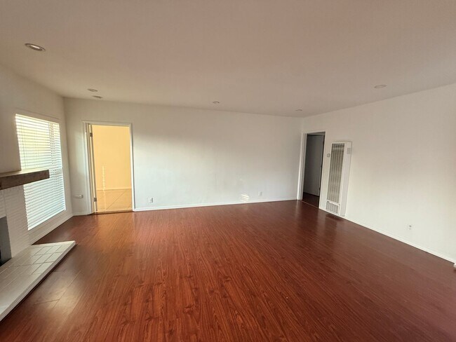Foto del edificio - Three bedroom home in Long Beach available to rent now!