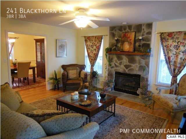 Foto del edificio - 241 Blackthorn Ln