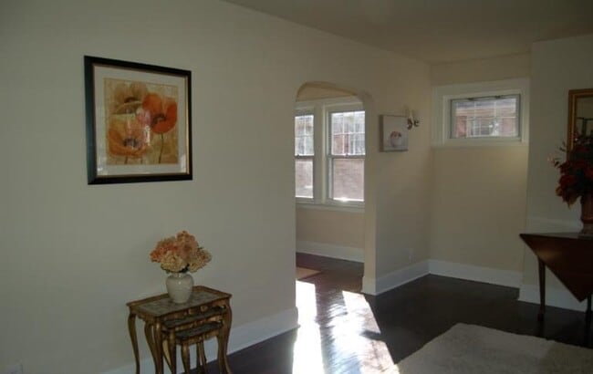 Foto del edificio - Lovely 4 BR/2.5 BA Single-Family Home in D...