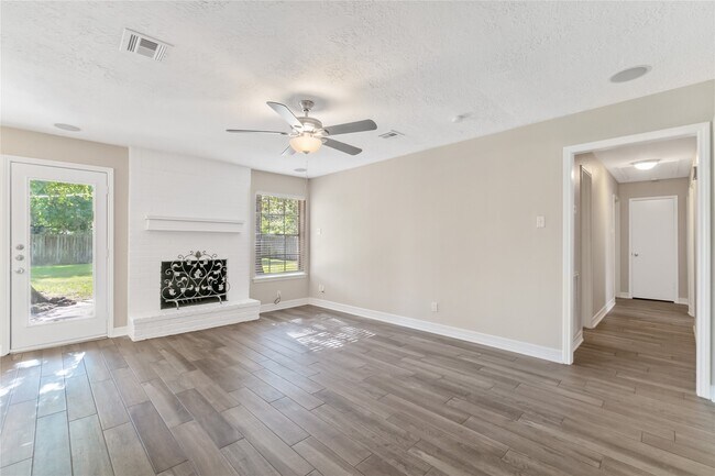 Foto del edificio - 25814 Leafywood Dr