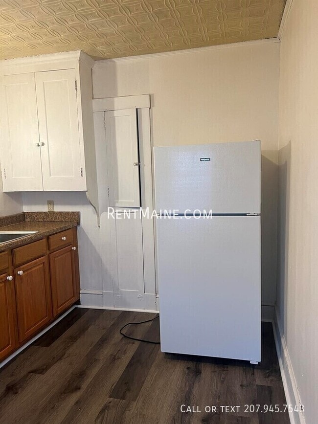 Building Photo - 591 Main St