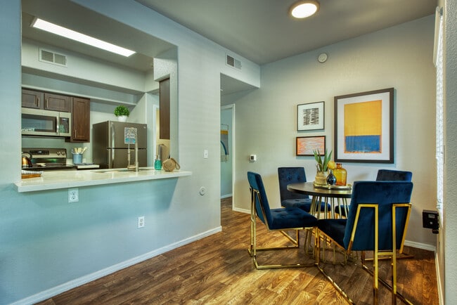 Building Photo - Galleria Palms