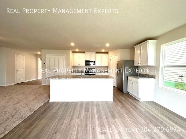 Building Photo - 512 Hawley St