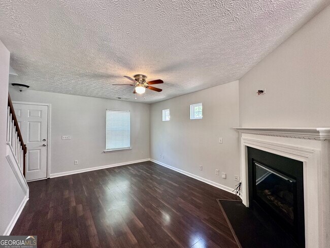 Foto del edificio - 215 Silver Ridge Dr