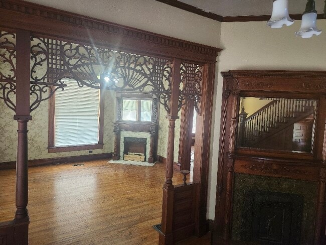 Building Photo - 516 N Grand Ave