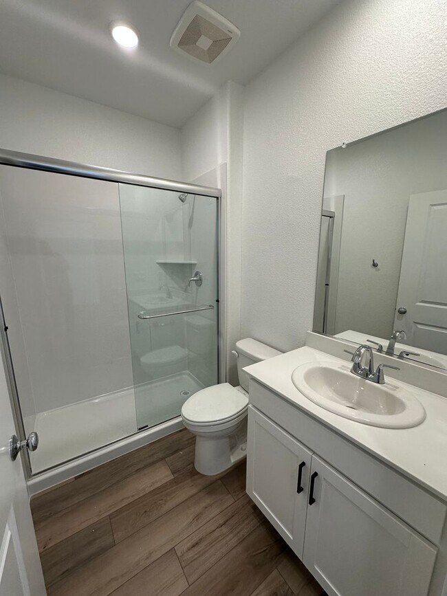 Foto del edificio - Gorgeous 5 bedroom, 3 Bath / Downstairs Bed and Bath