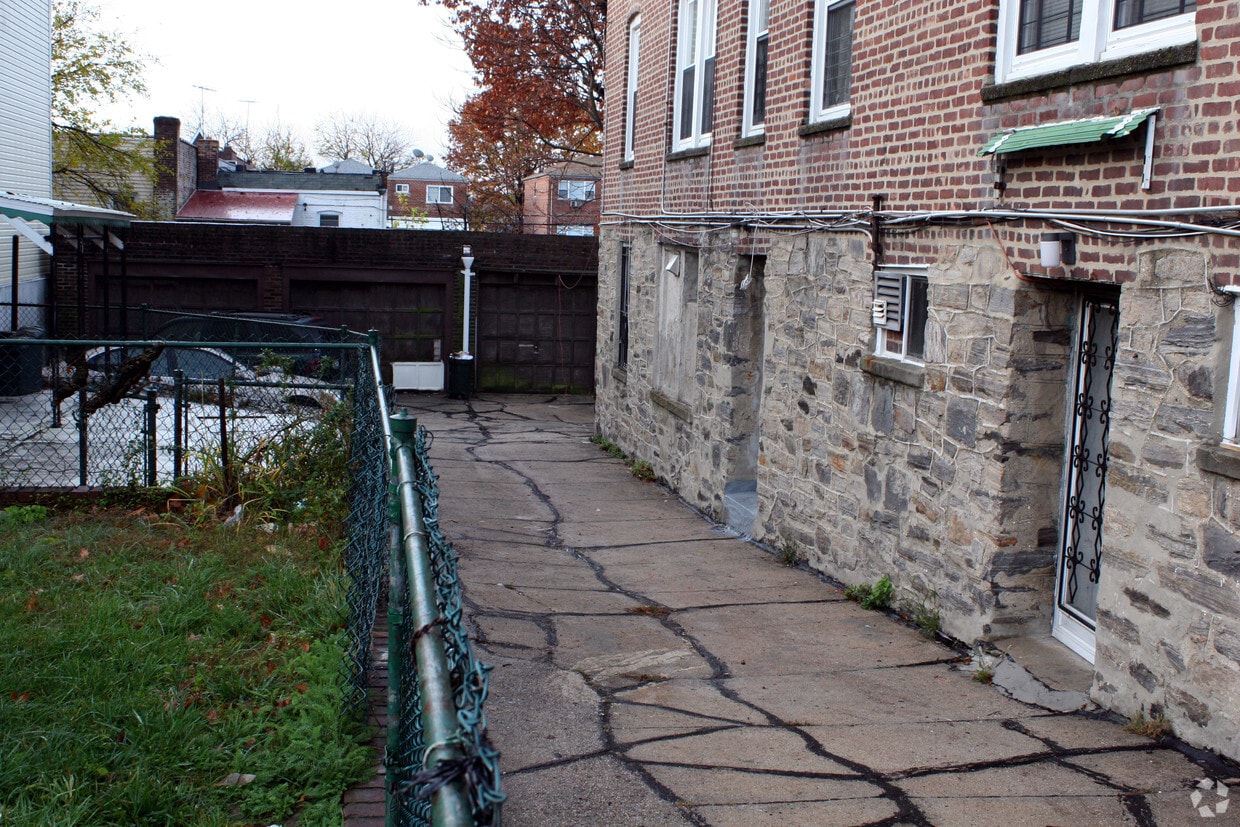 Building Photo - 914 E 212th St