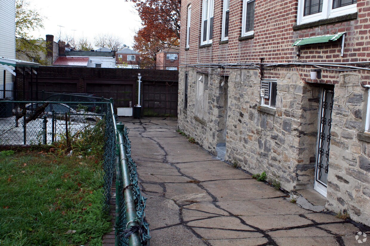 Foto del edificio - 914 E 212th St