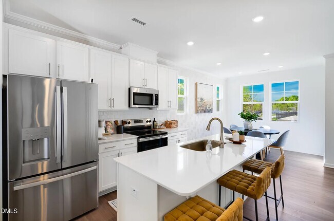 Foto del edificio - Room in Townhome on Crescent Townes Wy