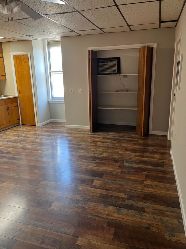 Building Photo - Fresh, clean apartment ready to call home!