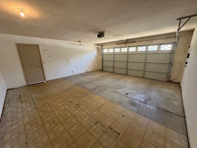 Foto del edificio - Corner lot home in NE Visalia Available Now!