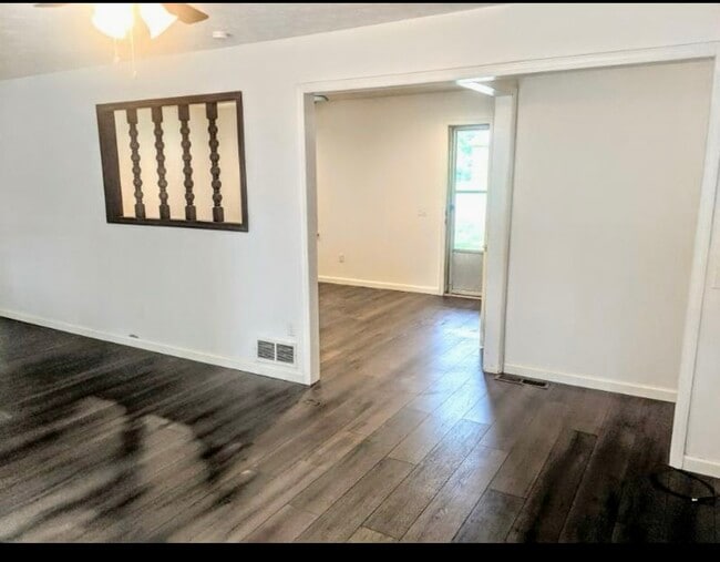 Building Photo - 781 Robin Dr SE