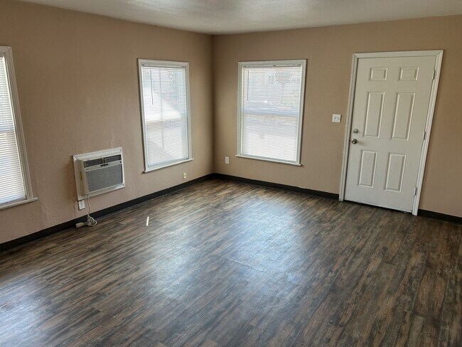 Building Photo - 301 Maple St