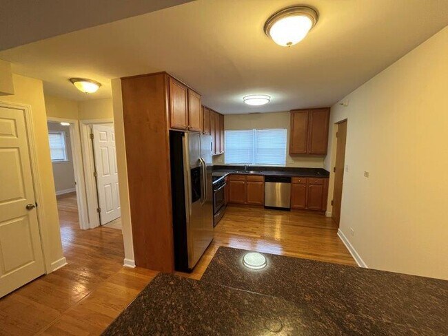 Foto del edificio - 8031 Kenton Ave