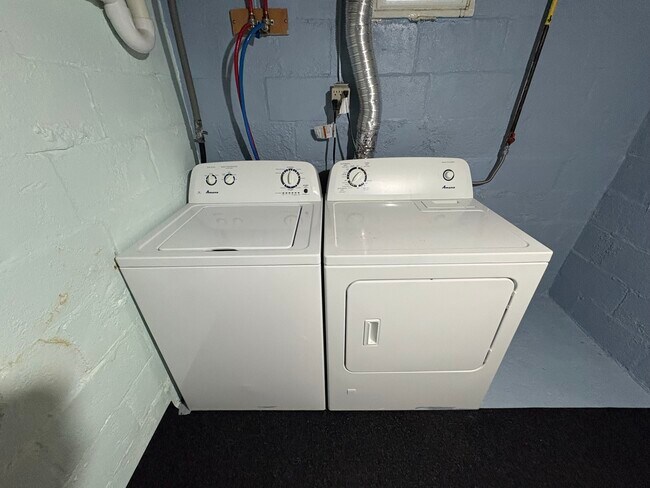 Building Photo - 1131 Smithtown Ave