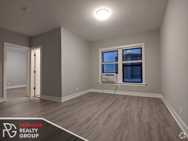 Building Photo - 711 W Brompton Ave