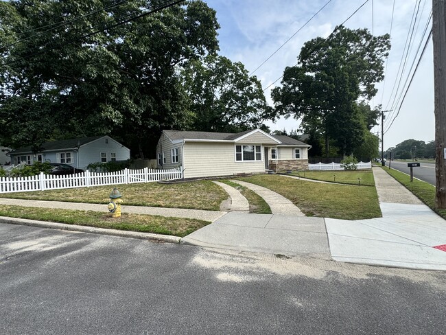 Building Photo - 201 Ridgewood Dr